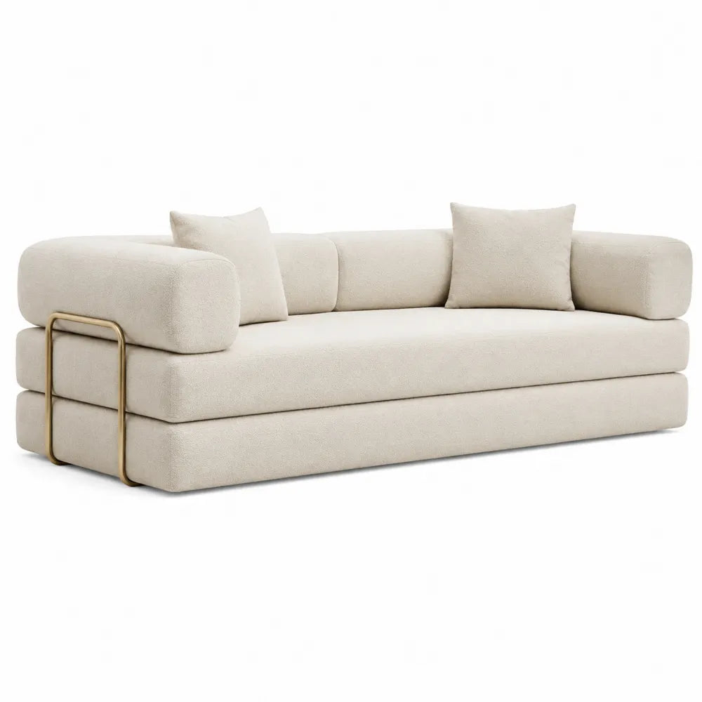 Sofá de tela beige con estructura metálica